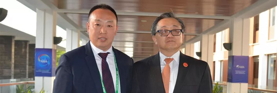 美女爱爱骚黄免费网站联合国副秘书长刘振民和赵章栓会长在博鳌亚洲论坛亲切交"